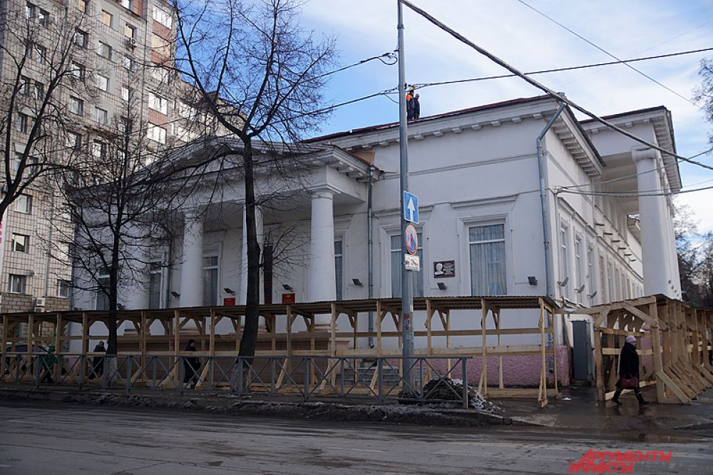 Благородное Собрание (ул. Сибирская, 20). Первый клуб для высшего общества Перми. Возводили его оперативнее, чем здание для духовной семинарии. В дореволюционной России в клубе несколько лет находилась мужская гимназия, чье здание сгорело в пожаре 1842 года. Также здесь в начале XX века размещался электротеатр. В советские годы здание передавали гарнизонному клубу, затем здесь располагался клуб Профинтерна. Несмотря на то, что в 60-е годы здание реконструировали (добавили стеклянную веранду), оно не утратило узнаваемые классические черты: мезонин, четырехколонный и шестиколонный портики.
