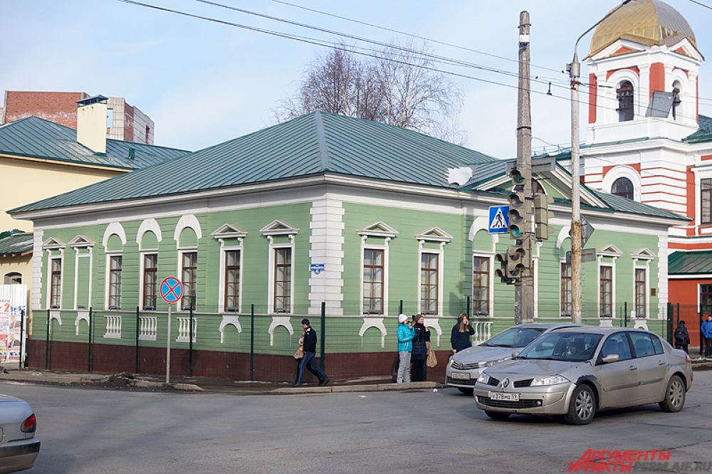 Дом купца Крылова (ул. Куйбышева, 46). Свиязев проектировал не только «в камне». Дом, построенный в 1827 году для купца Крылова, – одно из деревянных зданий Перми, переживших страшный пожар 1842 года. Парадный вход и главный фасад находятся внутри двора, потому что хозяин был старообрядцем. В здании сохранились печи, сделанные архитектором. По бокам печи обрамляют колонны коринфского ордера и вазы над ними. После смерти владельца в 1870-е годы дом отошел к богадельне при церкви Симеона Верхотурского. А затем здание занимали медицинские учреждения и Центр по профилактике и борьбе со СПИДом.