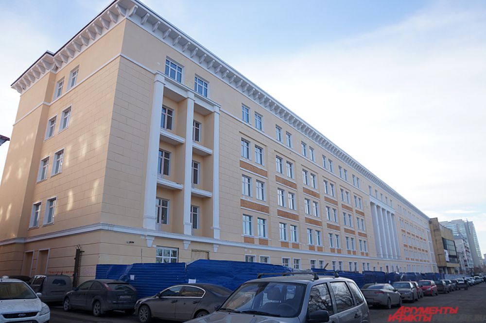 Пермская духовная семинария (ул. Монастырская, 87). Проблема долгостроев в Перми существовала давно. Не стало исключением и строительство здания для Пермской духовной семинарии. В 1826 году Свиязев подготовил проект, спустя шесть лет завершили главный корпус. Почти сразу проявились недоделки и строительные ляпы. Свиязев оправдывал недоделки тем, что часто отсутствовал, поэтому не было контроля за стройкой. В итоге понадобились дополнительные деньги на исправление недостатков и доделки. В советские и постсоветские годы в здании под разными названиями квартировалось военное училище.