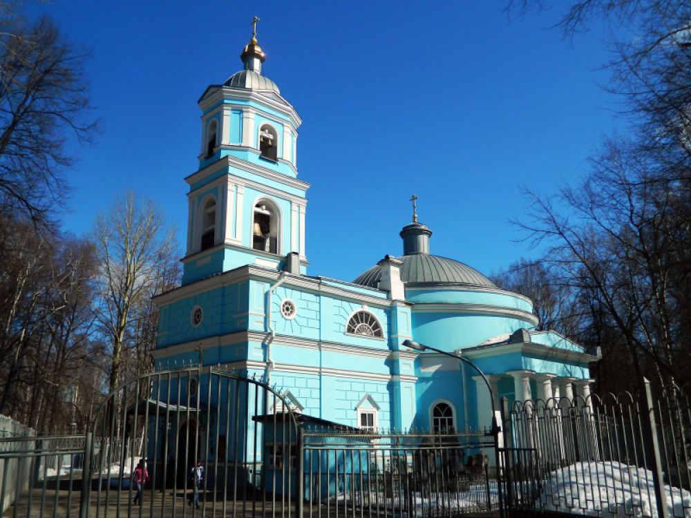 Храм Всех Святых на Егошихинском кладбище (ул. Тихая, 23). Еще один прекрасный образец архитектурного классицизма, которым пермяки обязаны визиту Александра I. Губернатор Кирилл Тюфяев и городской голова Дмитрий Смышляев заверили государя, что якобы еще в 1723 году мещане решили возвести каменный храм. Проектирование поручили Свиязеву, которому удалось, несмотря на противодействие и споры с тогдашним губернским архитектором Васильевым, создать великолепный храм. Для него характерны уникальные ротондольная система и вентиляция, фундамент в виде бетонной чаши.