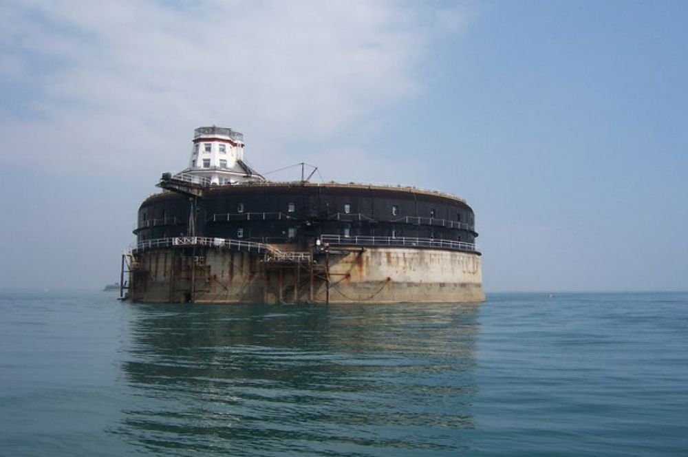 No Man's Land Fort – остров-форт, построенный англичанами между 1867 и 1880 годами близ побережья острова Уайт для защиты Портсмута от нападения французов.
