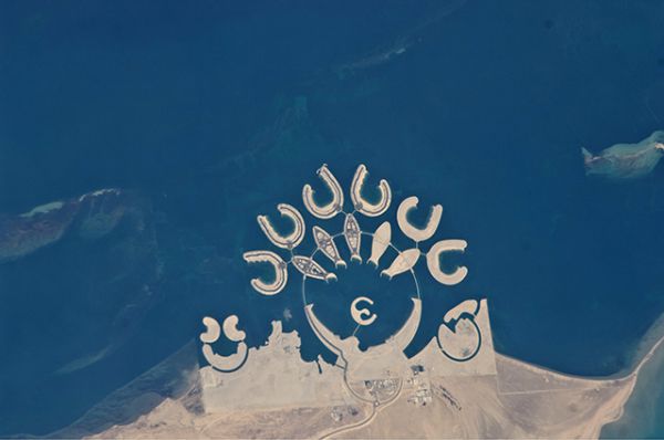 Остров Дуррат-Аль-Бахрейн в Бахрейне похож на острова в ОАЭ. Этот проект, стоимостью 1,2 млрд долларов США, представляет собой архипелаг, состоящий из 6 атоллов, 5 островов в форме рыб и острова-полумесяца.