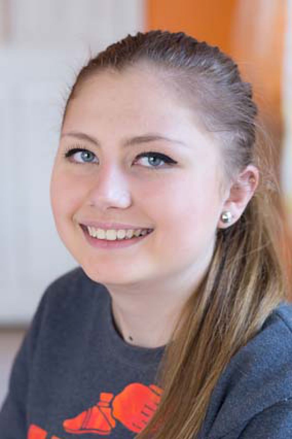 Татьяна,17 лет. Общительная, доброжелательная, трудолюбивая, увлекается спортивными танцами, играет на пианино, поёт.