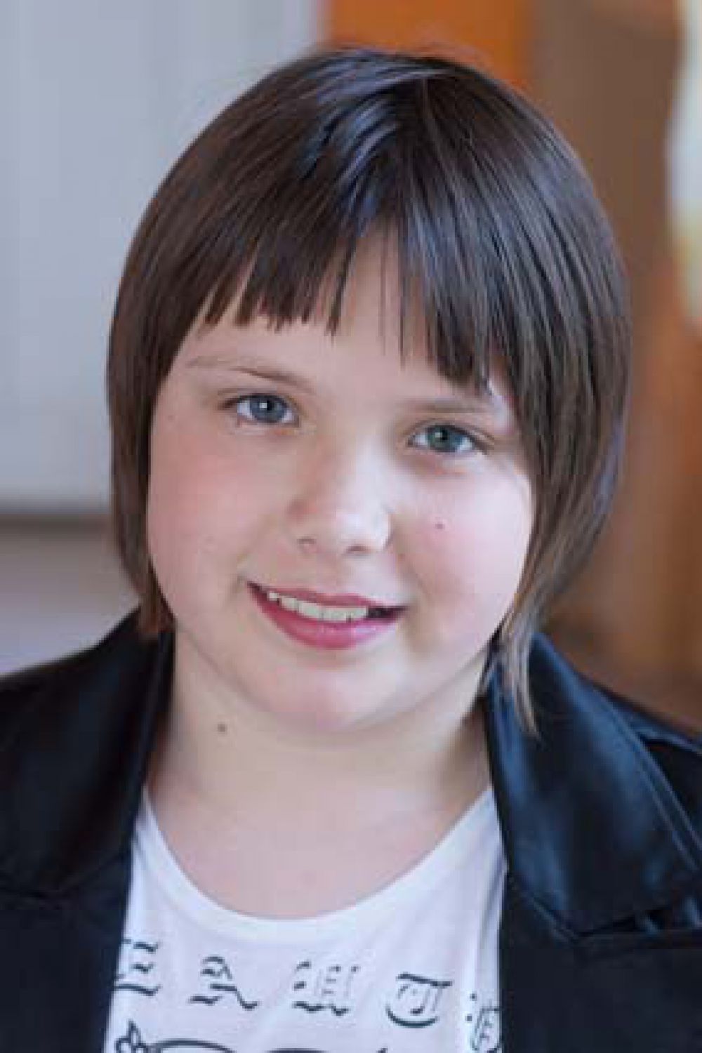 Александра ,13 лет. Уравновешенная, общительная, добрая, трудолюбивая, любит готовить, отзывчивая, любит танцевать.