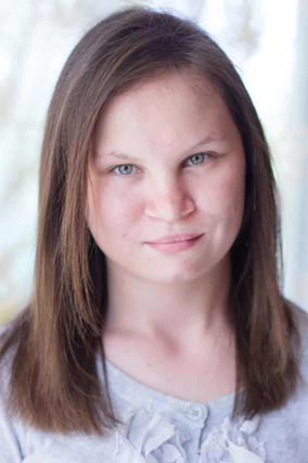 Анна, 17 лет. Уравновешенная, общительная, добрая, трудолюбивая, отзывчивая, любит читать, танцевать.