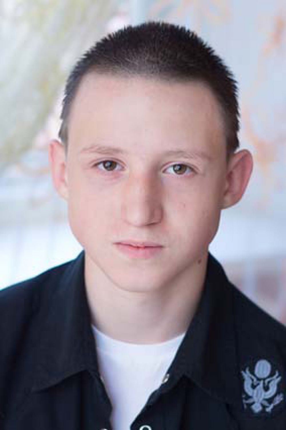 Владислав,15 лет. Уравновешенный, спокойный, общительный, добрый, исполнительный, трудолюбивый, увлекается прикладным искусством, танцами, интеллектуально развит.