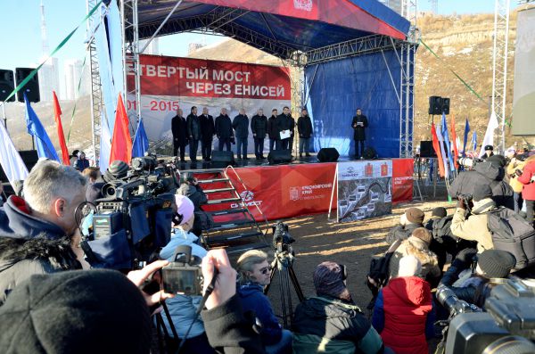 Торжественный митинг. Левитин зачитывает послание Путина.