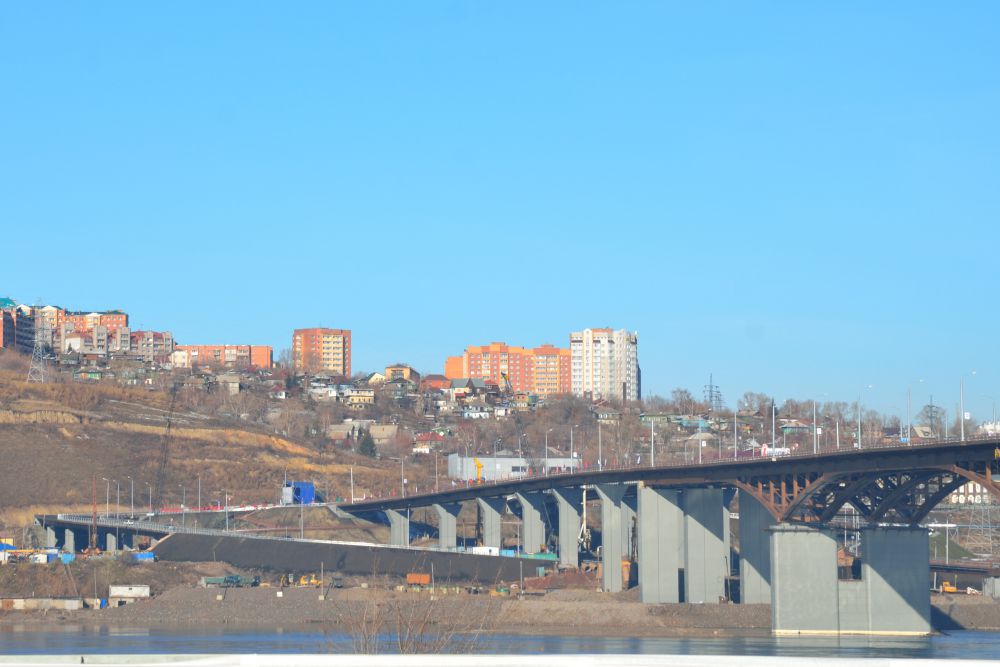 Вид на мост с правого берега.