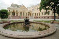 Дом приемов МИД РФ с фонтаном на переднем плане на улице Алексея Толстого в Москве. Архитектор Федор Шехтель.