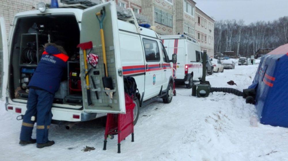 В результате взрыва обрушился подъезд жилого дома.