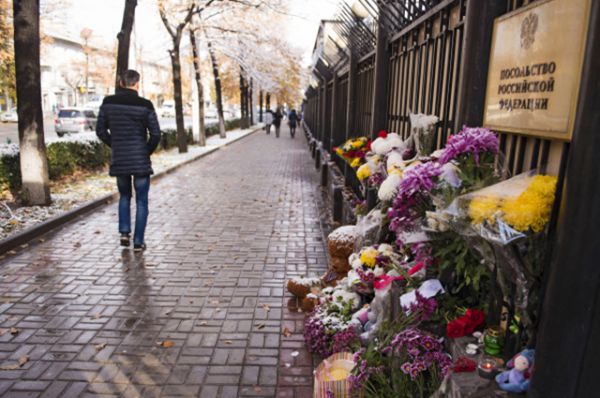Цветы в память о жертвах катастрофы Airbus A321 у посольства Российской Федерации в Бишкеке.