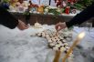 Екатеринбург. Жители зажигают свечи у мемориала «Черный тюльпан».