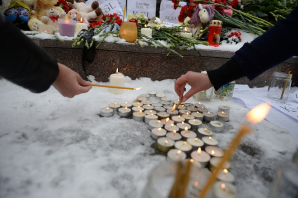 Екатеринбург. Жители зажигают свечи у мемориала «Черный тюльпан».