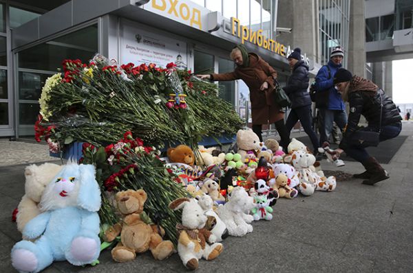 Мемориал жертвам катастрофы рейса 9268 в аэропорту Пулково, Санкт-Петербург. 