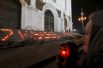 Москва. Цветы возле креста из 224 свечей около Храма Христа Спасителя.