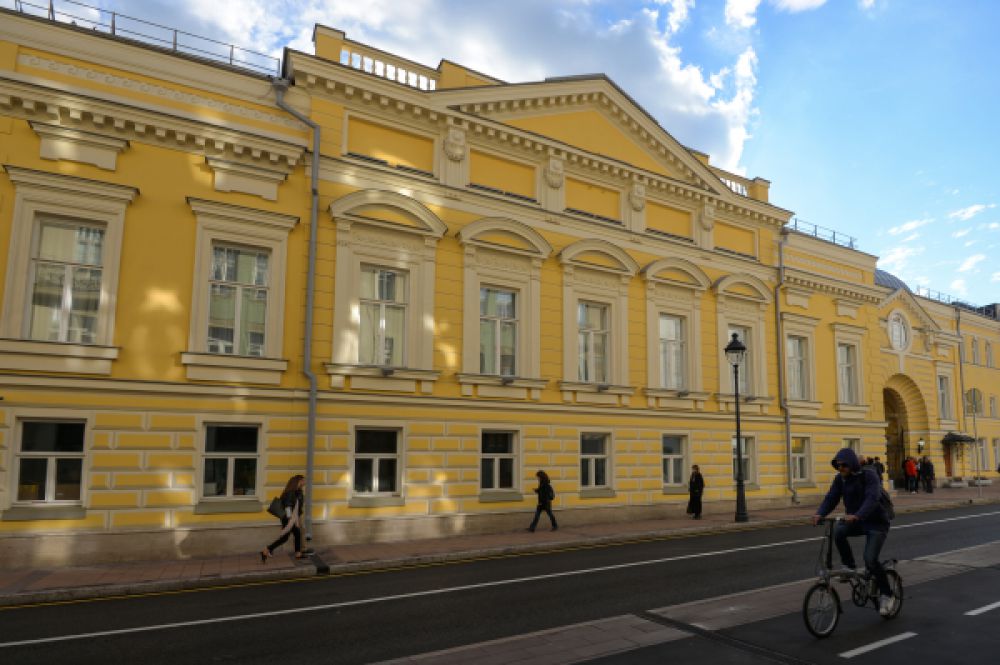 Фасад отреставрированного здания, вид с улицы Большая Никитская.