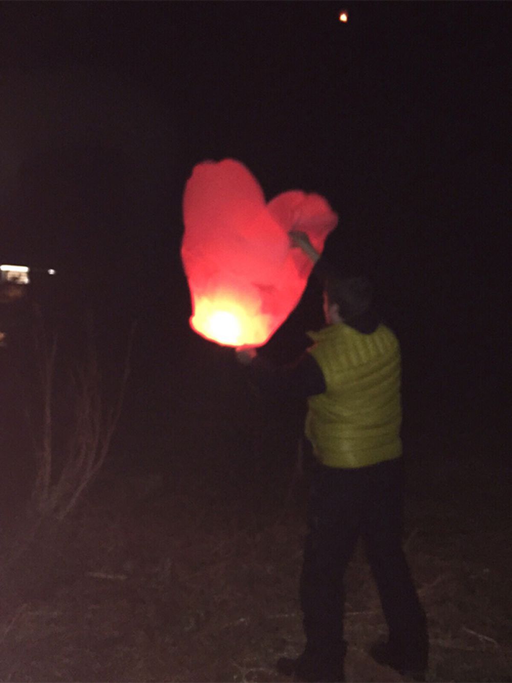 В 21.30 камчатцы запустили в небо сотни красных воздушных шаров и небесных фонариков. 