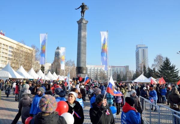 Надо всем происходящим возвышается древнегреческий Аполлон.