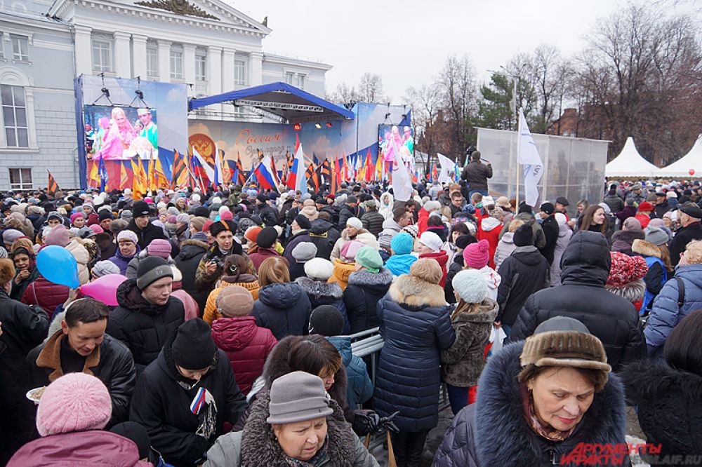 Возле театра оперы и балета им. П.И. Чайковского собрались около 10 тысяч пермяков и гостей города, чтобы отметить День народного единства.