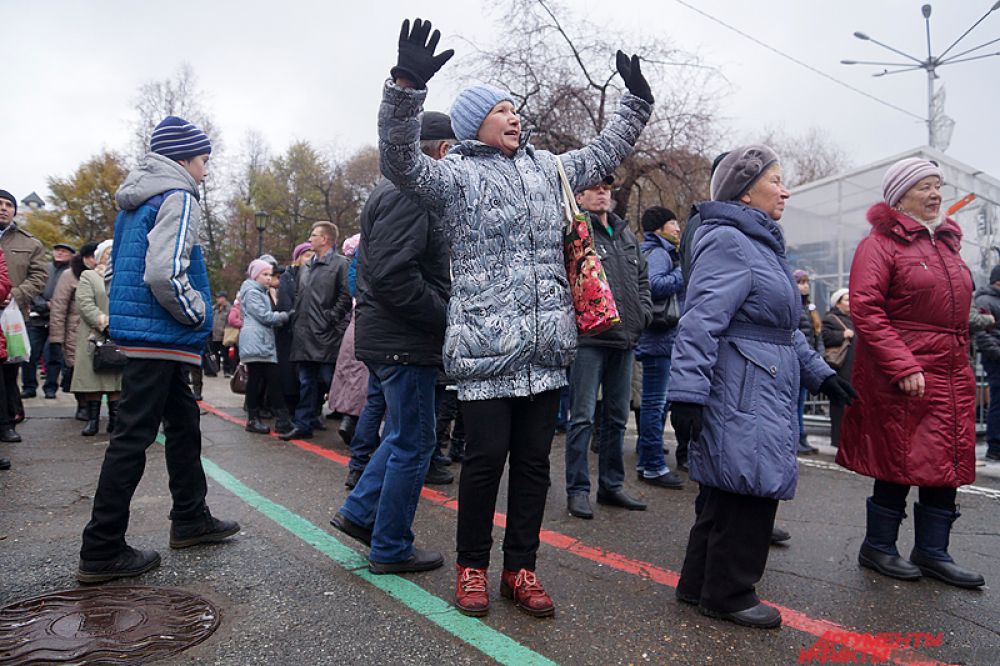 Многие пермяки активно танцевали под народные песни.