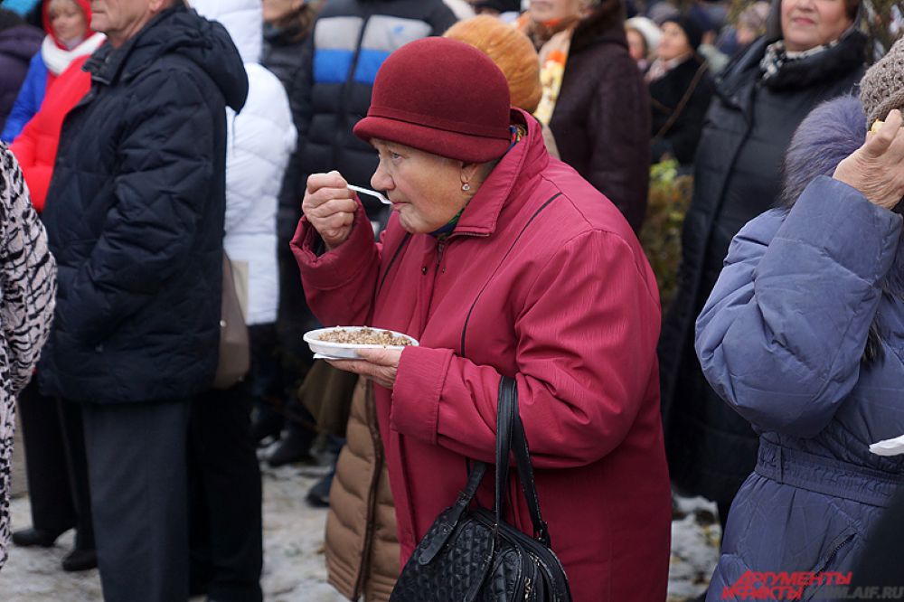 Люди пробовали блюда прямо на улице.