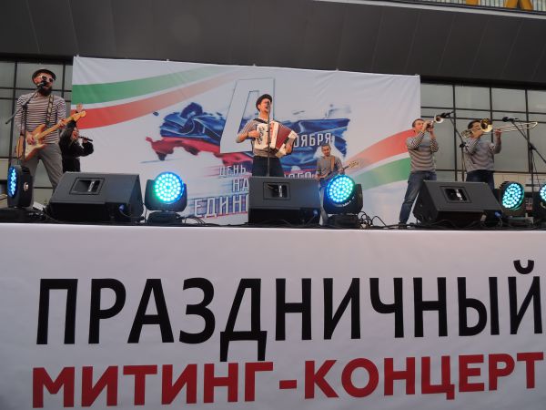 На празднике коллективы исполняли всеми любимые патриотические песни