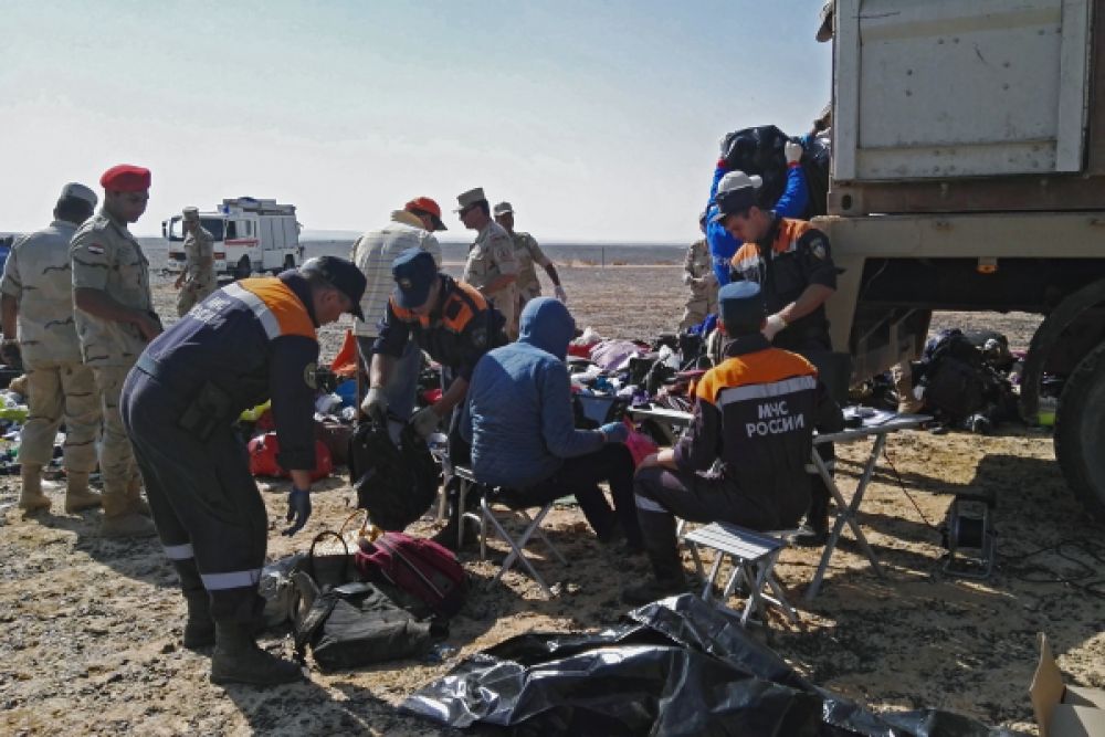 Военнослужащие и сотрудники МЧС России на месте крушения российского самолета Airbus A321.