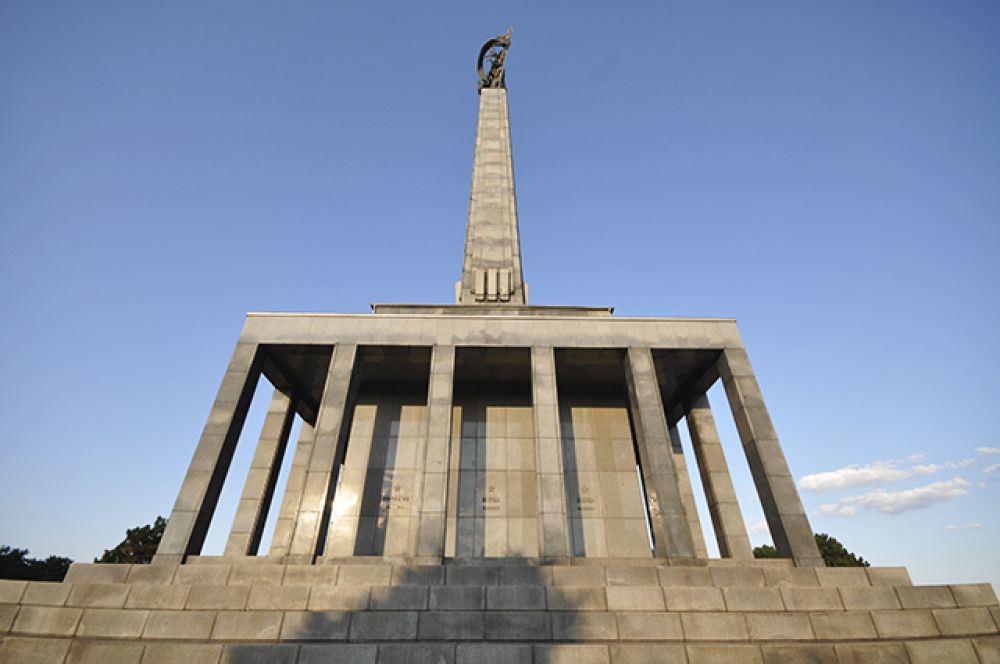 Словакия, Братислава. Еще один мемориал советским воинам находится на холме Славин в Братиславе. Он был сооружен в 1960 году на месте бывшего полевого кладбища. На десяти тысячах квадратных метров покоятся павшие советские воины.