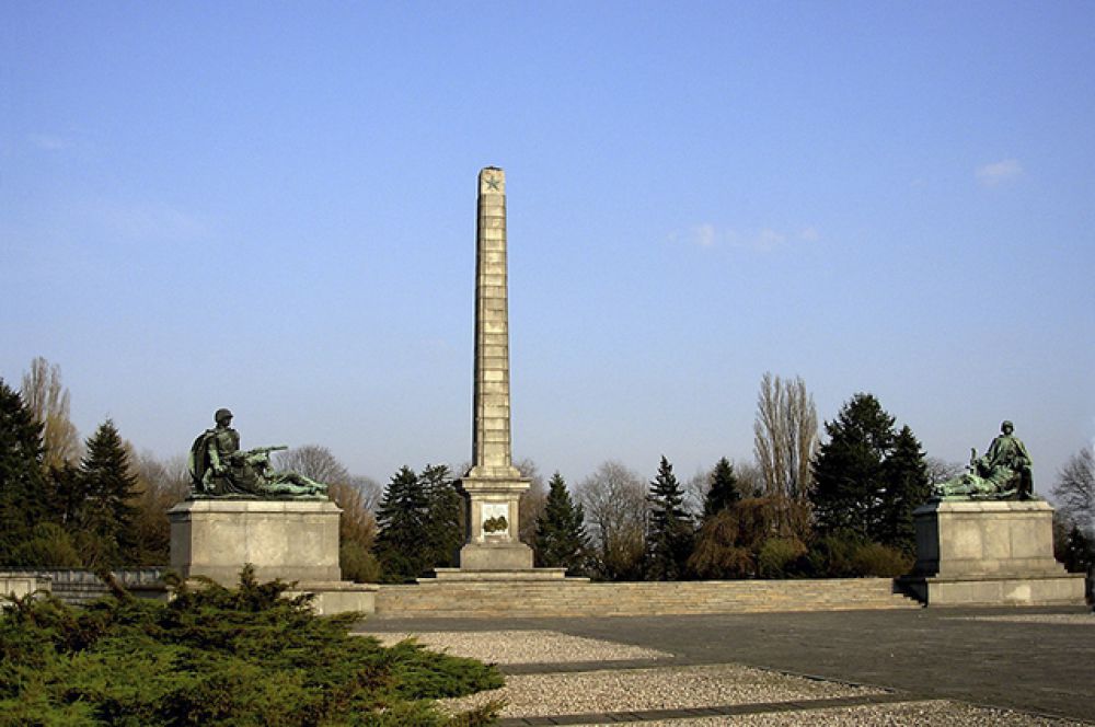 Польша, Варшава. Кладбище-мавзолей советских воинов в Варшаве — мемориальный комплекс на котором похоронены воины Красной Армии, погибшие в 1944-1945 при освобождении города от немецкой оккупации в ходе Варшавско-Познанской операции. Открыт в 1950 году.
