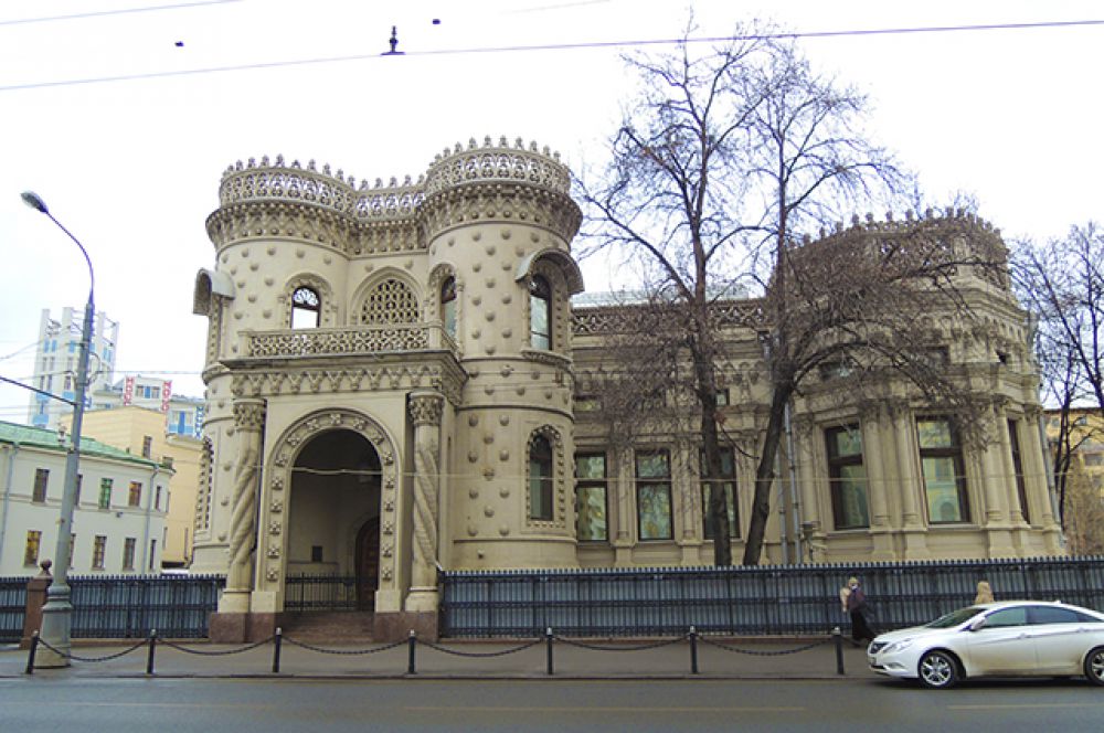 Метро Арбатская, Воздвиженка, 16. Особняк Арсения Морозова (сейчас Дом приемов Правительства РФ) — одно из самых узнаваемых зданий в центре столицы. Было построено в 1895-1899 годах архитектором Виктором Мазыриным. Сочетающее элементы модерна и эклектики, здание представляет собой уникальный для Москвы образец стилизации в неомавританском духе.