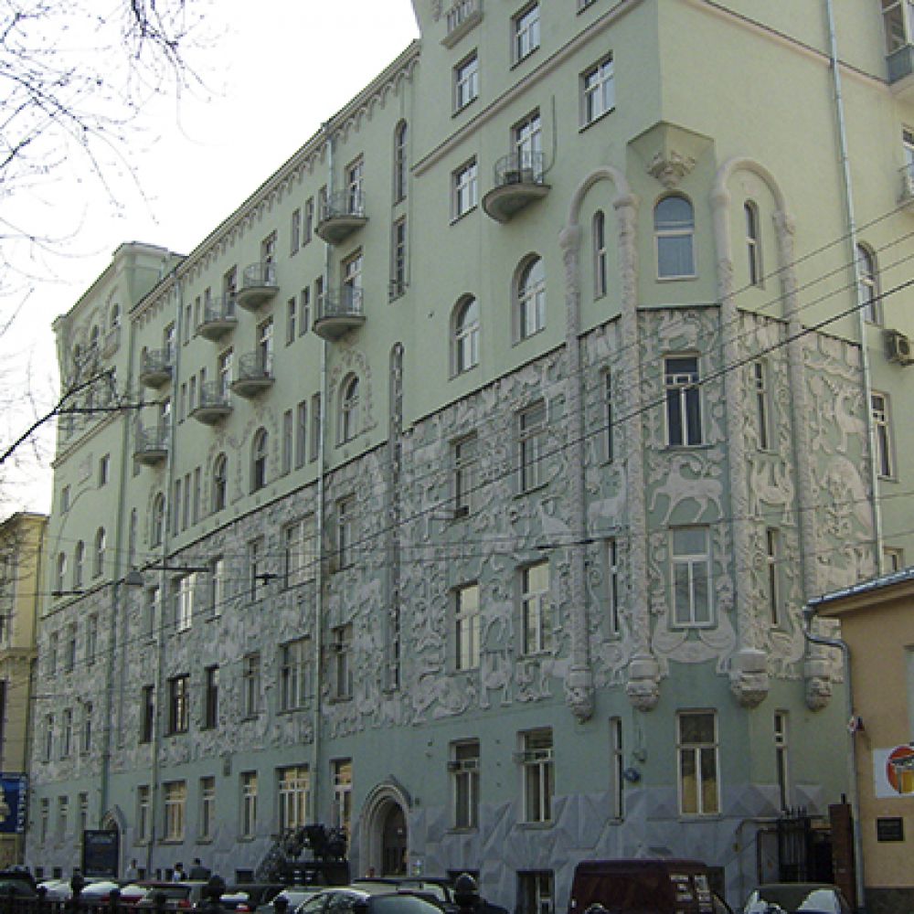 Метро Чистые пруды, Читопрудный бульвар, 14 строение 3. Красоту этого дома можно не заметить, если не поднять голову вверх. Фасад бывшего доходного дома Святой Троицы на Грязях, украшен барельефами фантастических птиц, животных и растений. Автором оформления является художник Сергей Вашков.