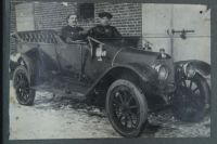 1916 год, санитарный автомобиль доктора Мондиньяна, за рулём Александр Фролов