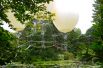 Невесомый мост, подвешенный на трех огромных белых воздушных шарах, парит над прудом, в английском Таттон-парке. Композиция называется «Мост обезьян». 