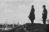 Гитлер обращается к участникам «пивного путча», 1923 год.