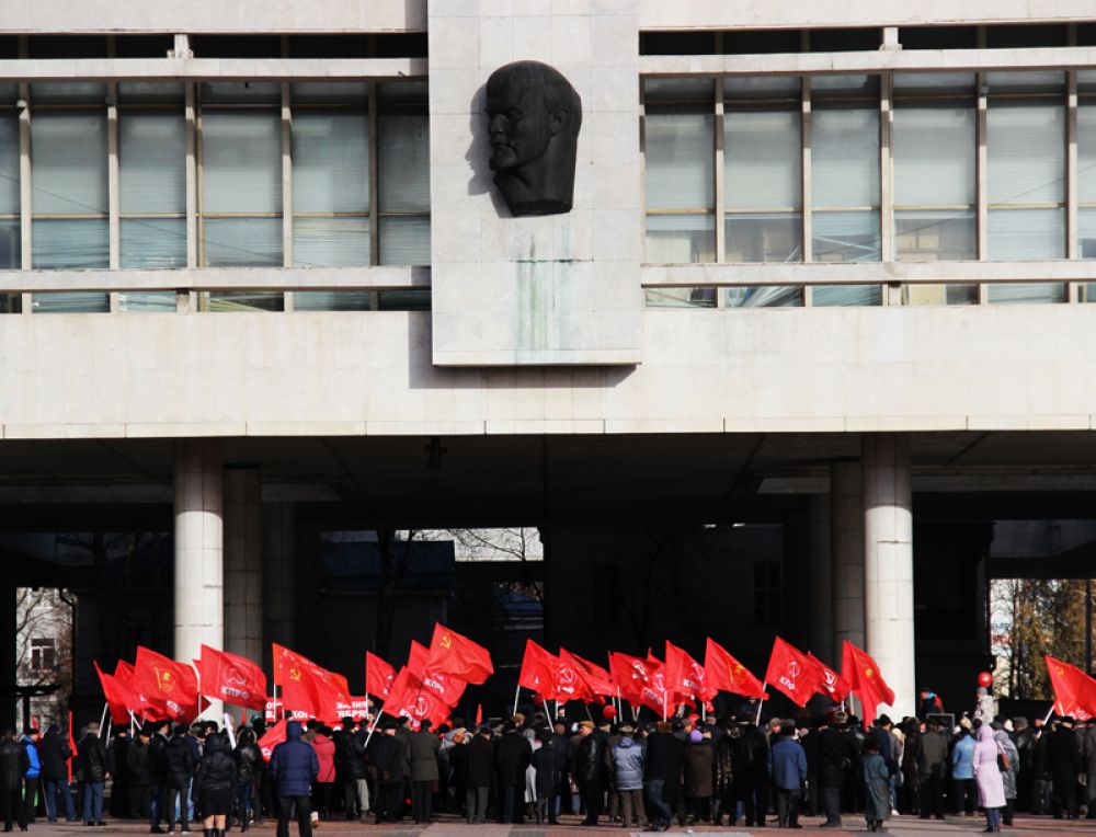 Под красными знамёнами