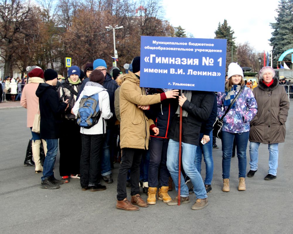 Первыми на площадь вошли школьники