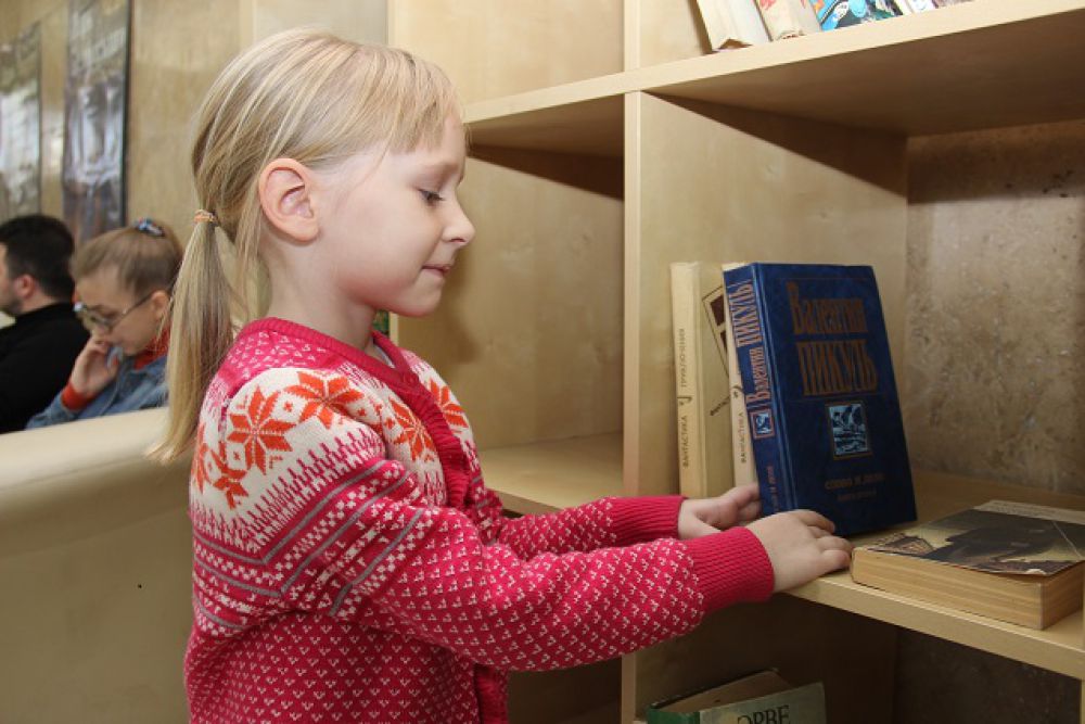 Шкаф для обмена книгами пользовался большой популярностью.