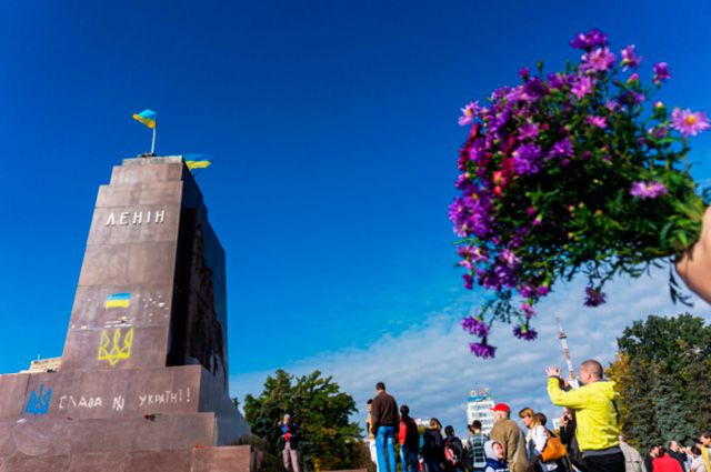 У разрушенного памятника Ленину в Харькове.