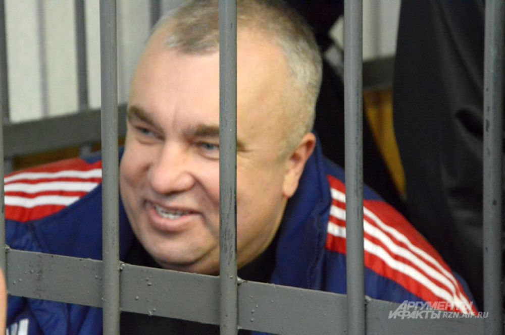 Бывший начальник УГИБДД УМВД России по Рязанской области Александр Алфосов перед последним словом поздравил бывших коллег с праздником.