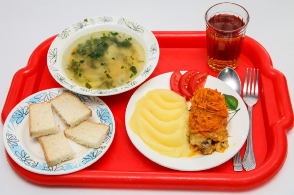 Такими горячими обедами кормят учеников в школьных столовых Волгодонска.