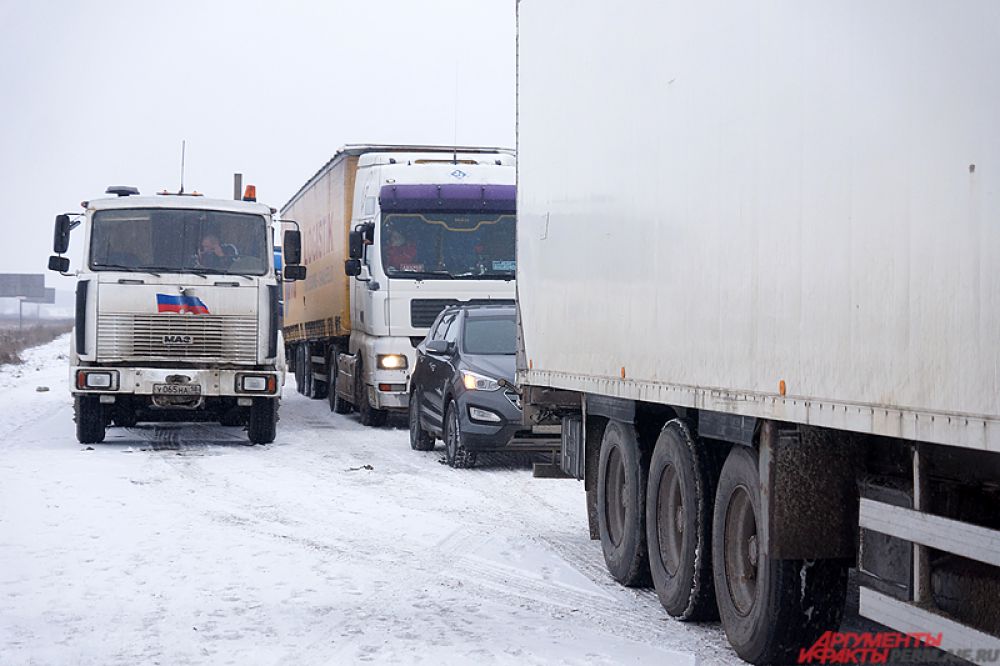 К обочине припарковались порядка 40 большегрузных фур.