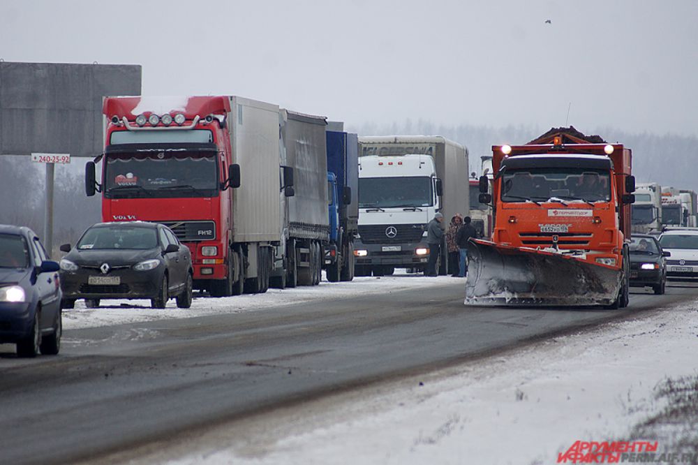 Протестующие водители проехали колонной по городской объездной дороге до мкр Закамск.