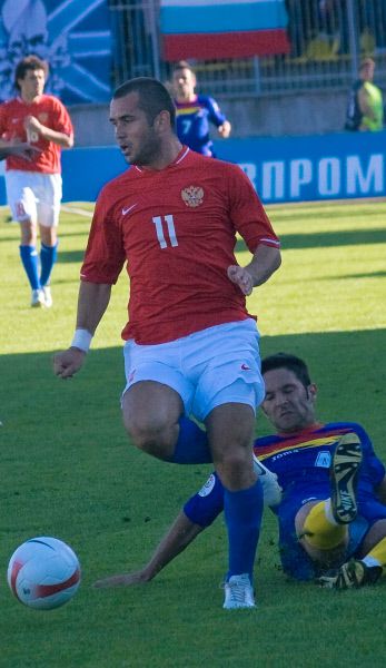2006-2007. После того, как в сборную пришел Гус Хиддинк, акцент в цвете сменился на красный и белый. В последующих двух сезонах команда играла в лаконичной форме с красным верхом и белым низом