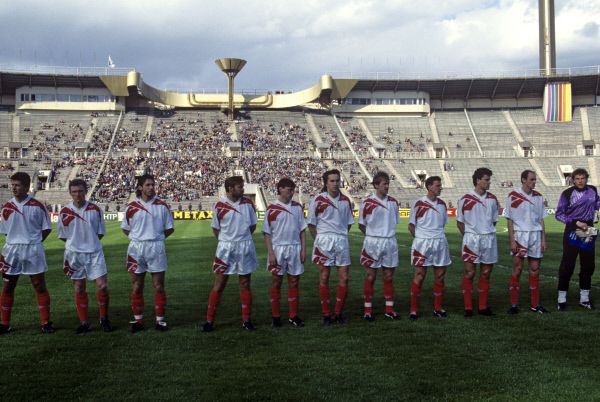 1993-1994 год. В своем первом крупном турнире сборная России принимала участие, облачившись в красивую бело-красную форму. Крой, конечно, отличался от современного, но был выполнен по последней моде более чем 20-летней давности