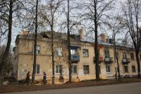Этот дом на Пятёрке в Ярославле стоял с разобранной крышей больше месяца.