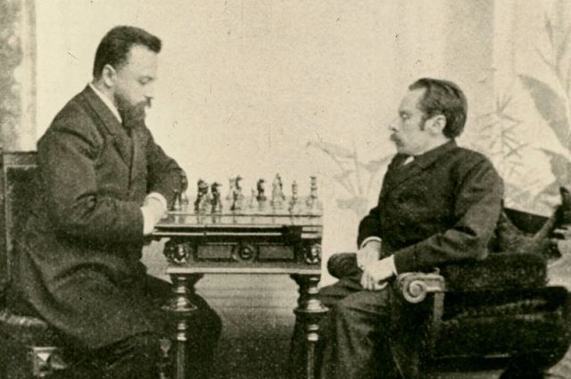 Михаил Чигорин (слева) против Андрея Ашарина в 1892 году