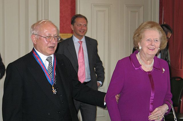 Маргарет Тэтчер поздравляет Олега Гордиевского с награждением орденом, 18 октября 2007 года.