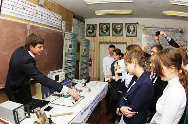 Молодежь Веселовского района, которая стоит на пороге выбора профессии, окунулась в науку путем современных интерактивно-инновационных подходов и методов.