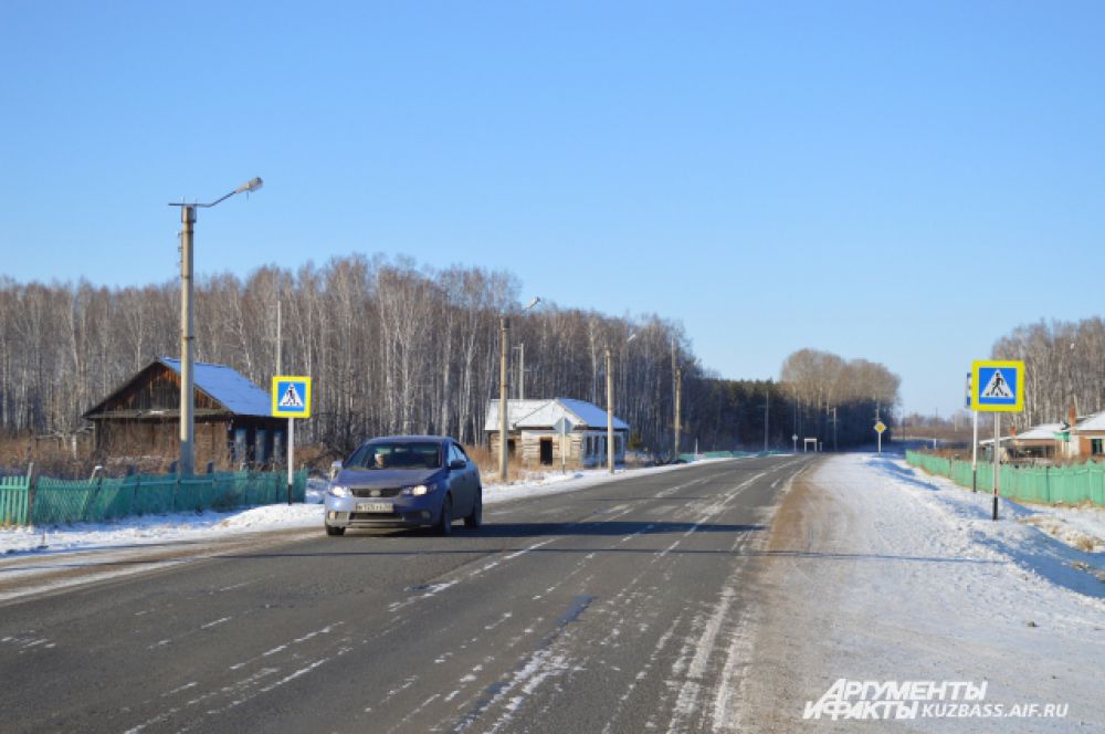 Всю деревню можно обойти за час. Через Листвянку проходит основная трасса на Тисуль.