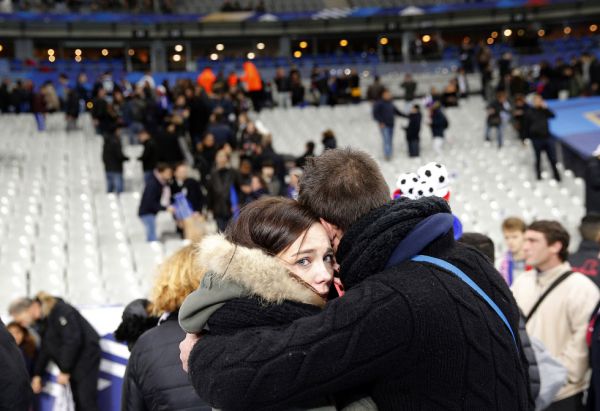 Молодые люди во время событий на стадионе  «Stade De France»
